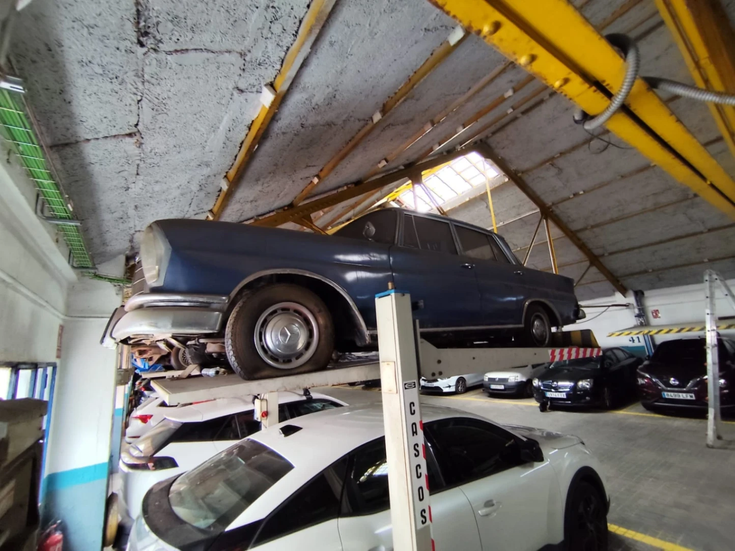 MERCEDES BENZ 220 S COLAS  W 111 " DIESEL" — 120.000 km — diesel. — 70 CV — Madrid.
